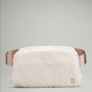 Lululemon Everywhere Fleece Belt Bag - Light Ivory Sherpa